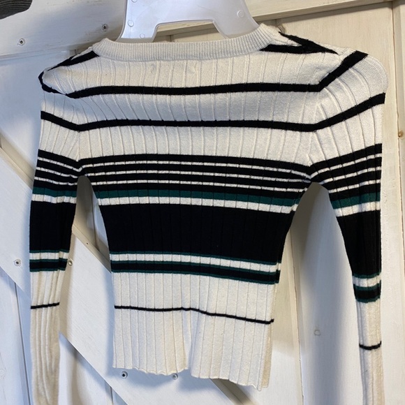 Cropped Sweater - Picture 3 of 3